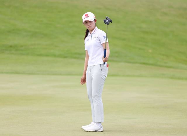 퍼팅 후 공의 방향을 확인하고 있는 황유민. 사진 제공=KLPGA
