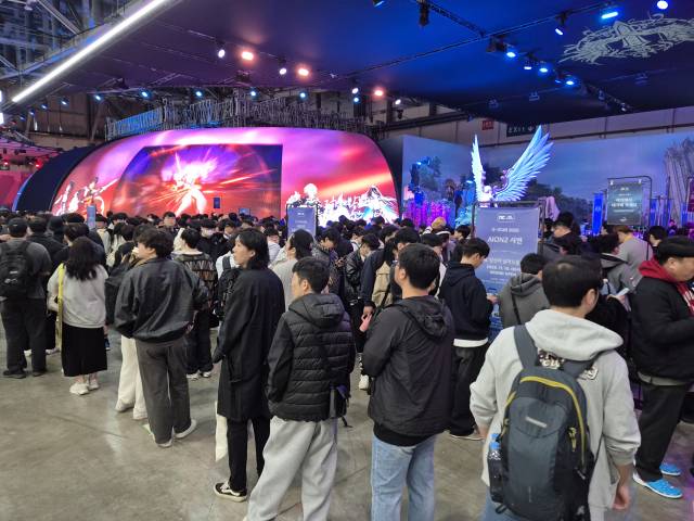 13일 부산 해운대구 벡스코에서 열린 ‘지스타 2025’ 행사의 NC소프트 전시장 앞에 아이온2를 시연하려는 관람객들의 줄이 길게 늘어서 있다. 부산=김흥록기자