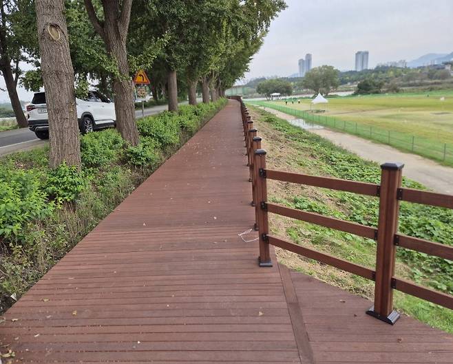 개통된 아산시 곡교천 북단 수변데크 ⓒ아산시 제공