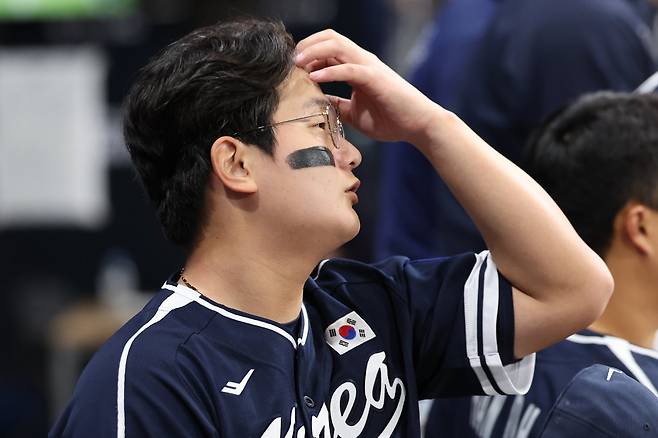 한화 김서현은 정규시즌 막판부터 부진한 투구를 이어오고 있다. 하지만 동료는 그에게 따뜻한 말을 건네며 함께 반등을 기대하고 있다.｜뉴시스