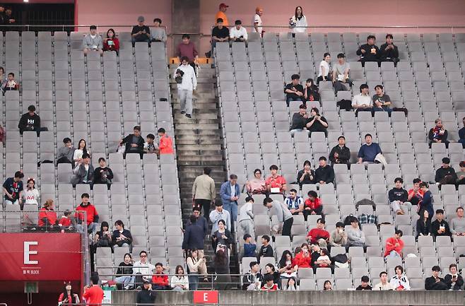 2026북중미월드컵이 7개월 앞으로 다가온 현재 아직까진 월드컵 시즌 특수가 감지되지 않는다. 볼리비아(14일), 가나(18일)와 11월 A매치 2경기 예매도 지지부진해 축구팬들의 싸늘한 민심만 다시 확인할 가능성이 높다. 사진은 지난달 14일 서울월드컵경기장에서 열린 파라과이와 친선경기에서 보인 텅텅 빈 관중석. 뉴시스