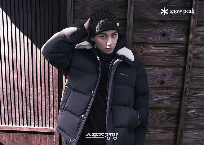 화보 촬영을 하고 있는 방탄소년단 멤버 뷔. 스노우피크 제공