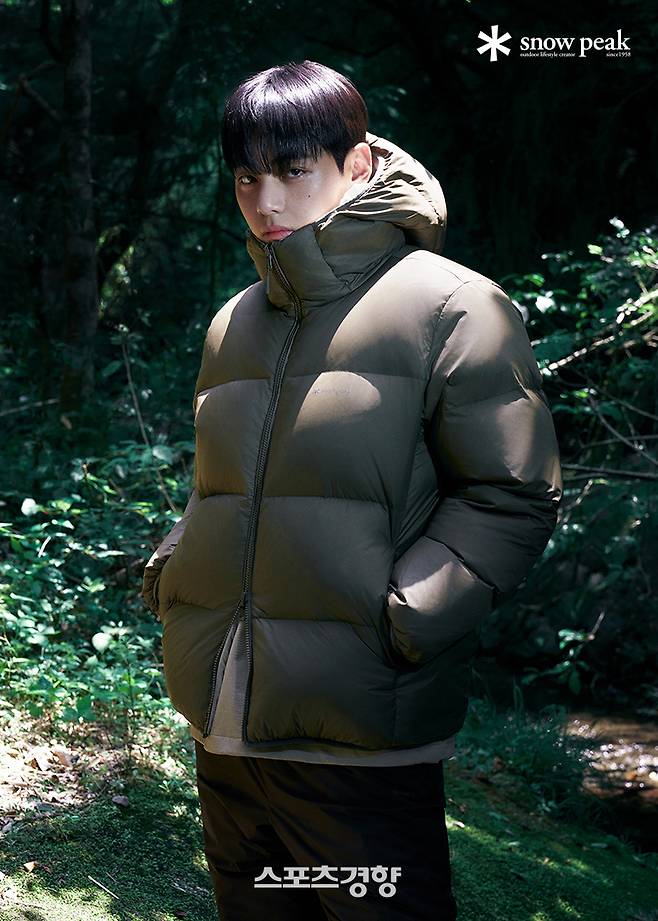 화보 촬영을 하고 있는 방탄소년단 멤버 뷔. 스노우피크 제공