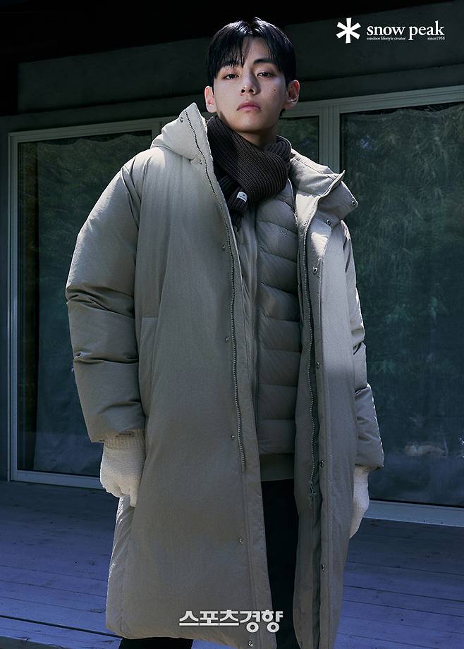 화보 촬영을 하고 있는 방탄소년단 멤버 뷔. 스노우피크 제공