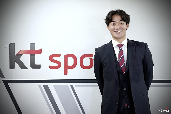 일본 출신 스기모토 코우키가 KT와 아시아쿼터 선수 계약을 맺고 기념촬영하고 있다. KT 위즈 제공