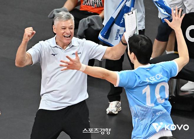 헤난 달 조토 대한항공 감독(왼쪽)이 공격을 성공한 정지석과 기뻐하고 있다. KOVO 제공