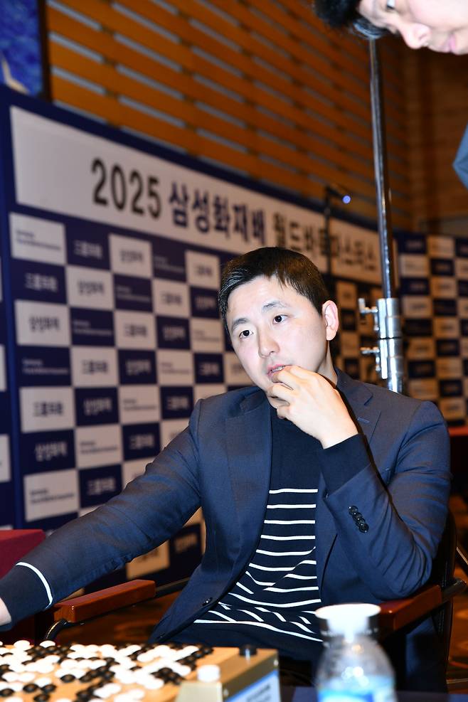 김지석 9단이 13일 제주 서귀포 휘닉스 아일랜드에서 열린 2025 삼성화재배 월드바둑 마스터스 8강 2일차 대국에서 강동윤 9단과 대국하고 있다.  한국기원 제공