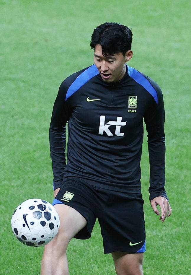 ▲ 손흥민의 시선은 이미 2026 북중미 월드컵을 향하고 있다. "다음 월드컵이 마지막이 될 수도 있지만 최선의 준비를 하는 것이 목표다. 한국 축구가 또 한 단계 성장할 수 있는 대회로 만들고 싶다"고 강조했다. ⓒ연합뉴스