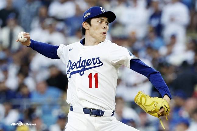 지난 10월 열린 포스트시즌에서 마무리로 등판한 사사키의 모습. /AFPBBNews=뉴스1