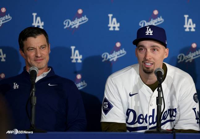 지난 2024년 12월 블레이크 스넬(오른쪽)의 영입 당시 앤드류 프리드먼 다저스 야구부문 사장(왼쪽). /AFPBBNews=뉴스1