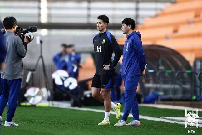 김동진 코치(오른쪽)과 대화하고 있는 조규성(왼쪽). /사진=대한축구협회