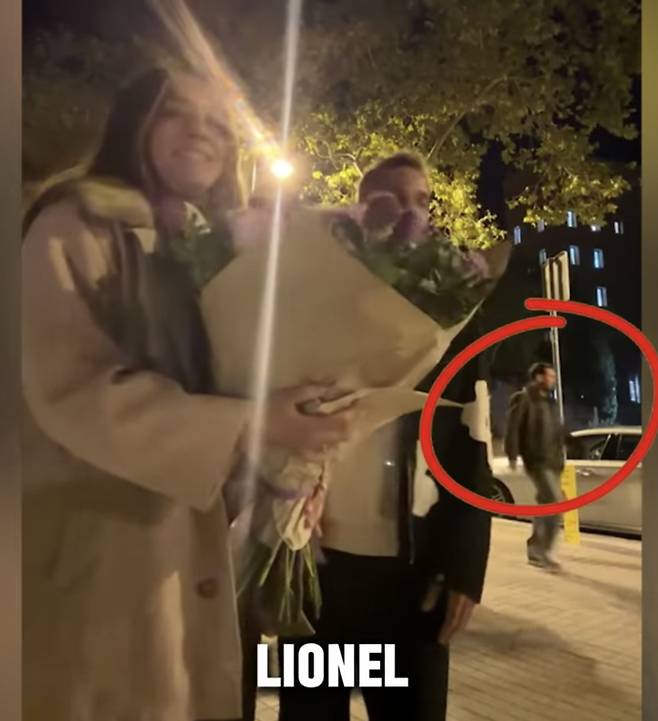 리오넬 메시(빨간 동그라미)가 공사 중인 캄노우를 방문했다가 한 시민의 영상에 우연히 잡혔다. /사진=유튜브 영상 갈무리