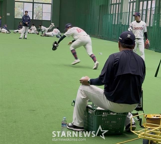 롯데 박찬형이 핸들링 훈련을 하고 있다. /사진=양정웅 기자