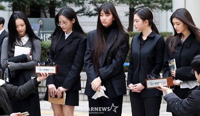 [서울=뉴시스] 추상철 기자 = 그룹 뉴진스(NJZ 하니, 민지, 혜인, 해린, 다니엘)가 3월 7일 오후 서울 서초구 서울중앙지방법원에서 열린 '어도어, 뉴진스 상대 기획사 지위보전 및 광고계약 체결 등 금지 가처분' 심문기일을 마친 후 취재진의 질문에 답변하고 있다. 2025.03.07. scchoo@newsis.com /사진=추상철
