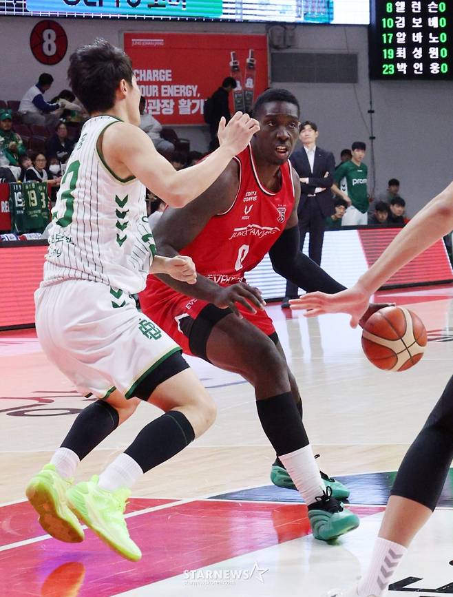 2025-2026 LG전자 프로농구 안양 정관장 대 원주 DB 경기가 13일 경기도 안양 정관장아레나에서 열렸다.  정관장 오브라이언트가 DB 박인웅을 제치고 골밑을 파고들고 있다. /사진=김진경 대기자