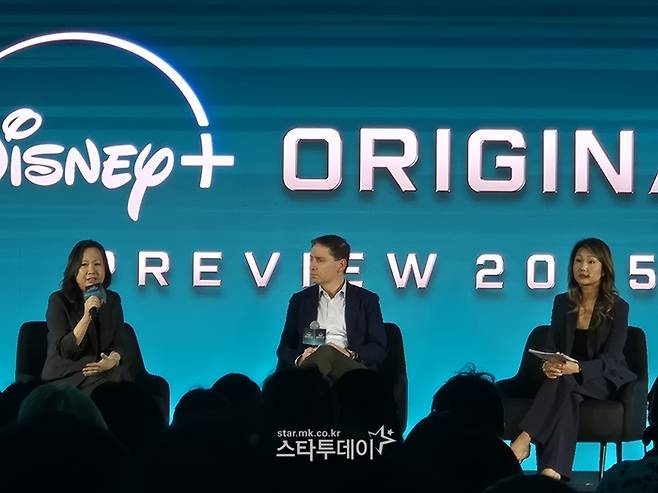 캐롤 초이 월트디즈니 아태지역 전략 총괄(왼쪽)과 에릭  슈라이어 월트디즈니 글로벌 전략 사장(가운데). 사진ㅣ지승훈 기자