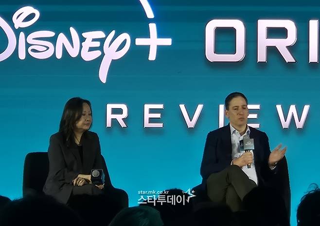 캐롤 초이 월트디즈니 아태지역 전략 총괄(왼쪽)과 에릭 슈라이어 월트디즈니 글로벌 전략 사장. 사진ㅣ지승훈 기자