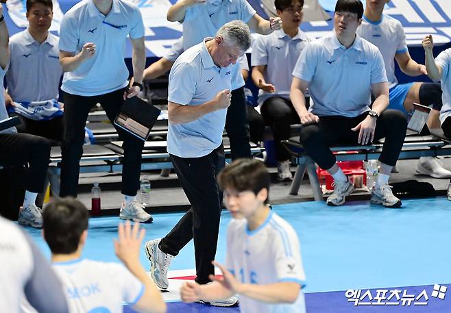 12일 오후 인천 계양체육관에서 열린 '진에어 2025-2026 V-리그' 대한항공과 삼성화재의 경기, 대한항공 헤난 감독이 기뻐하고 있다. 인천, 김한준 기자