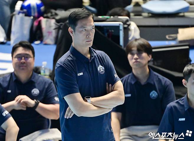 12일 오후 인천 계양체육관에서 열린 '진에어 2025-2026 V-리그' 대한항공과 삼성화재의 경기, 삼성화재 김상우 감독이 경기를 지켜보고 있다. 인천, 김한준 기자