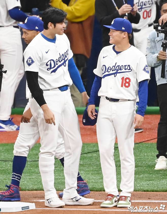 지난 2024년 3월 한국을 찾았던 미국 메이저리그 LA 다저스의 오타니 쇼헤이(왼쪽)와 야마모토 요시노부. 사진 엑스포츠뉴스 DB