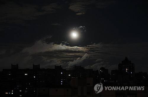 11일 정전된 키이우 주거지역 위로 환히 뜬 달 [EPA 연합뉴스 자료사진. 재판매 및 DB 금지]