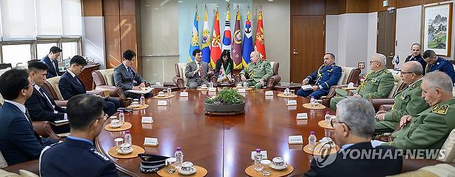 한-알제리 국방장관회담 안규백 국방부 장관이 지난 10월 23일 서울 용산구 국방부에서 열린 한국-알제리 국방장관회담에서 사이드 샹그리하 알제리 국방특임장관 겸 합참의장과 대화하고 있다. [연합뉴스 자료사진. 국방부 제공. 재판매 및 DB 금지]