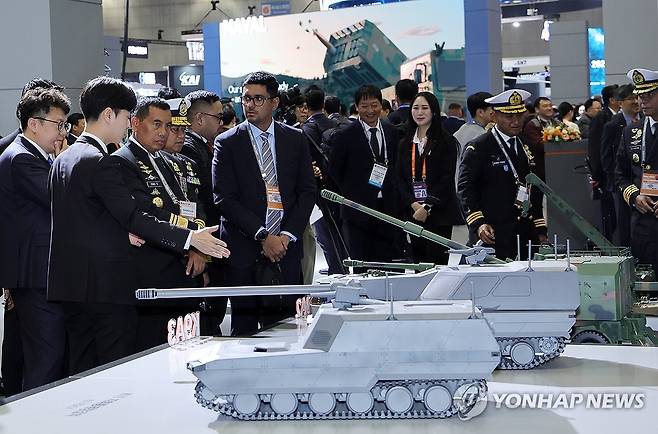 K-방산 관심 지난 10월 20일 경기도 고양시 킨텍스에서 열린 서울 국제 항공우주 및 방위산업 전시회(ADEX) 개막식에서 해외 참관인들이 첨단 무기들을 둘러보고 있다. [연합뉴스 자료사진. 재판매 및 DB 금지]