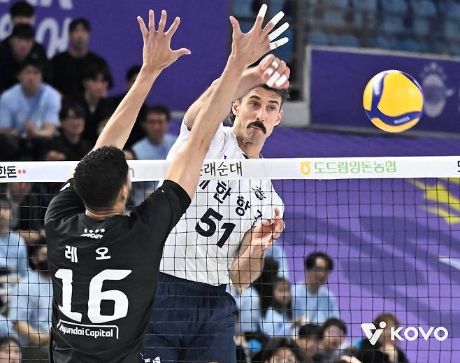 2024-25시즌 챔프전에서 공격하는 대한항공 러셀(뒤)과 막는 현대캐피탈 레오. [한국배구연맹 제공. 재판매 및 DB 금지]