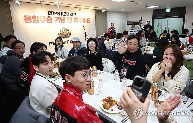 통합우승 기념 맥주파티 연 LG 차명석 단장 (서울=연합뉴스) 류영석 기자 = 프로야구 LG트윈스 차명석 단장이 20일 오후 서울 잠실야구장에서 열린 LG 통합우승 기념 팬 맥주 파티에 참석해 팬들과 인사하고 있다. 2023.12.20 ondol@yna.co.kr