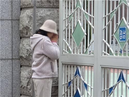 시험장 앞에서 기도하는 어머니 (서울=연합뉴스) 정지수 수습기자 = 2026학년도 대학수학능력시험(수능)일인 13일 서울 광진구 광남고 교문 앞에서 한 어머니가 기도하고 있다. 2025.11.13 away777@yna.co.kr