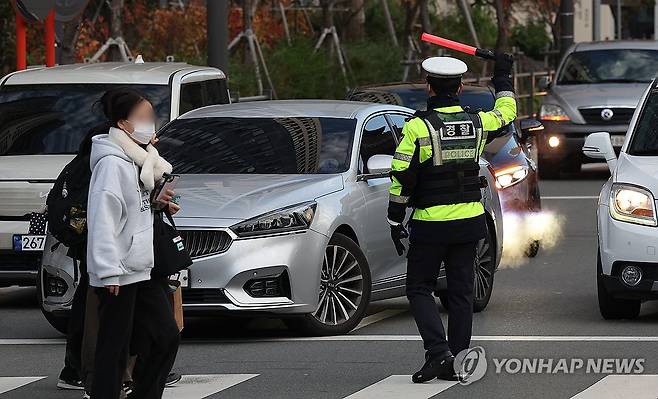 수능 고사장 앞 배치된 교통경찰 (대구=연합뉴스) 윤관식 기자 = 2026학년도 대학수학능력시험(수능)일인 13일 대구 수성구 대구여자고등학교 수능 시험장 앞에 교통경찰이 배치돼 있다. 2025.11.13 psik@yna.co.kr