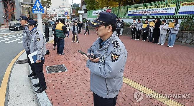 수능 고사장 앞 배치된 경찰 (대구=연합뉴스) 윤관식 기자 = 2026학년도 대학수학능력시험(수능)일인 13일 대구 수성구 대구여자고등학교 수능 시험장 앞에 경찰이 배치돼 있다. 2025.11.13 psik@yna.co.kr
