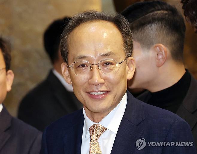 추경호 의원, 본회의장으로 (서울=연합뉴스) 박동주 기자 = 국민의힘 추경호 의원이 13일 서울 여의도 국회 본회의장으로 향하고 있다. 2025.11.13 pdj6635@yna.co.kr