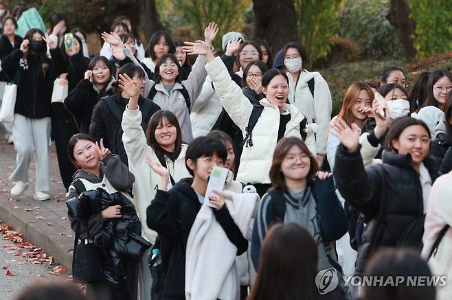 '새로운 시작' (수원=연합뉴스) 한종찬 기자 = 2026학년도 대학수학능력시험일인 13일 경기 수원시 팔달구 영복여자고등학교에서 시험을 마친 수험생들이 시험장을 나서고 있다. 2025.11.13 saba@yna.co.kr