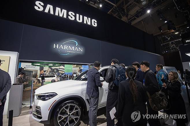 하만 전장 관람하는 CES 관람객 (서울=연합뉴스) 삼성전자가 미국 라스베이거스 컨벤션센터에서 열린 CES 2025의 삼성전자 전시관에서 관람객들이 다양한 제품과 설루션들을 체험하고 있다고 8일 밝혔다. 관람객이 삼성전자 자회사 하만 전장을 관람하고 있다. 2025.1.8 [삼성전자 제공. 재판매 및 DB 금지] photo@yna.co.kr