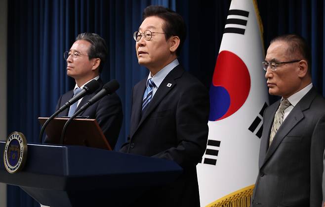 ▲ 이재명 대통령이 14일 서울 용산 대통령실 기자회견장에서 한미 팩트시트 타결과 관련해 발표를 마친 뒤 취재진 질문에 답하고 있다. 왼쪽부터 김용범 정책실장, 이재명 대통령, 위성락 국가안보실장. /연합뉴스