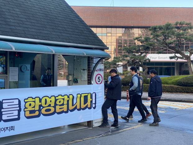 금호타이어 직원들이 13일 오전 광주시 광산구 금호타이어 광주공장 정문을 지나가고 있다. 지난 5월 화재가 발생해 가동을 멈춘 금호타이어 광주공장은 14일부터 재가동한다.