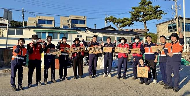 고려아연 온산제련소는 최근 울주군 간절곶 평동해변에서&nbsp; '반려해변 정화' 활동을 실시했다.