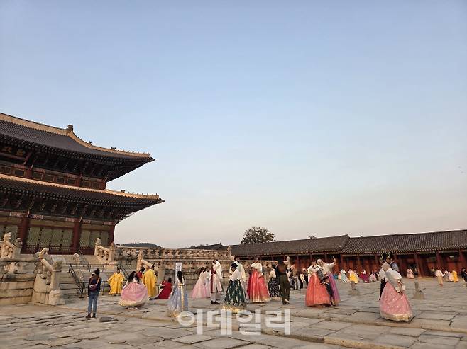 지난달 29일 서울 경복궁 안에는 외국인들이 한복을 입고 관광을 즐기고 있다. 이들은 가이드를 따라 주요 사진 명소를 찾는가 하면, 고개를 끄덕이며 조용히 가이드의 설명을 듣는 외국인도 있었다. (사진=염정인 기자)