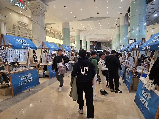 - 루미아 야시장에서 원하는 굿즈를 구매해 보자