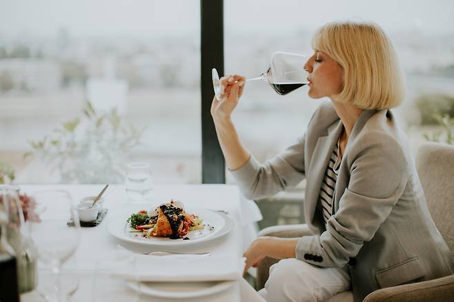 식사 전 가볍게 즐기는 술이 음식 맛을 더 좋게 만들 수 있다는 연구 결과가 나왔다. 사진=게티이미지뱅크