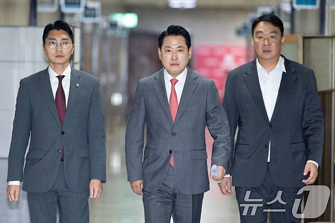 장동혁 국민의힘 대표가 2일 서울 여의도 국회에서 이진숙 전 방송통신위원장 체포 관련 기자간담회를 위해 이동하고 있다. 2025.10.2/뉴스1 ⓒ News1 유승관 기자