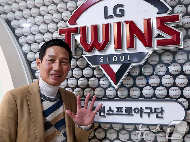 2025 KBO리그 통합우승을 이룬 염경엽 LG 트윈스 감독이 12일 서울 잠실야구장에서 뉴스1과의 인터뷰에 앞서 포즈를 취하고 있다. 2025.11.12/뉴스1 ⓒ News1 김성진 기자