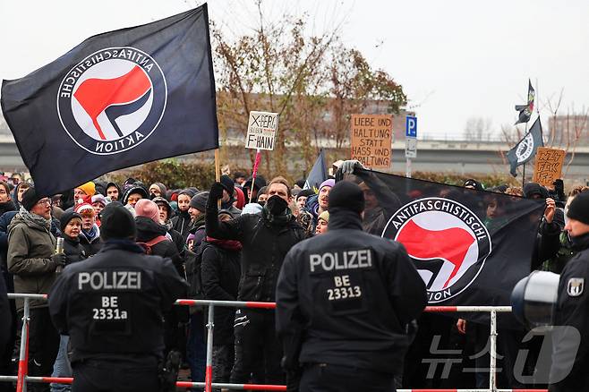 2024년 12월 14일(현지시간) 독일 베를린에서 열린 우익 시위에 대한 맞불 시위에서 일부 시위대가 안티파(Antifa·반파시스트) 깃발을 흔들고 있다. 2024.12.14 ⓒ 로이터=뉴스1 ⓒ News1 김지완 기자