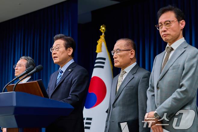 이재명 대통령이 14일 서울 용산 대통령실 청사에서 한·미 팩트시트 타결 결과를 발표하고 있다. 왼쪽부터 김용범 정책실장, 이 대통령, 위성락 국가안보실장, 이규연 홍보소통수석. (대통령실 제공. 재판매 및 DB 금지) 2025.11.14/뉴스1 ⓒ News1 허경 기자