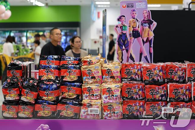서울 시내 한 마트에 농심과 넷플릭스가 협업한 '케이팝 데몬 헌터스' 스페셜 제품이 진열돼 있다. 2025.8.31/뉴스1 ⓒ News1 황기선 기자