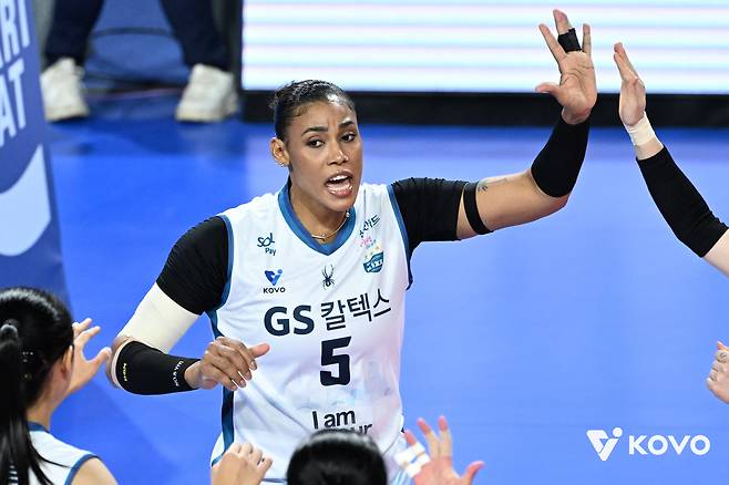 GS칼텍스 외국인 선수 실바가 14일 화성종합경기타운 실내체육관에서 열린 진에어 2025-26 V리그 여자부 2라운드 IBK기업은행과 원정 경기에서 33점을 기록하며 팀 승리를 이끌었다. (KOVO 제공)
