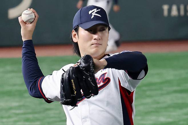 일본과 첫 번째 평가전 1차전 선발투수로 낙점된 한국 야구대표팀 곽빈이 14일 일본 도쿄돔에서 몸을 풀고 있다. 사진 | 도쿄=연합뉴스