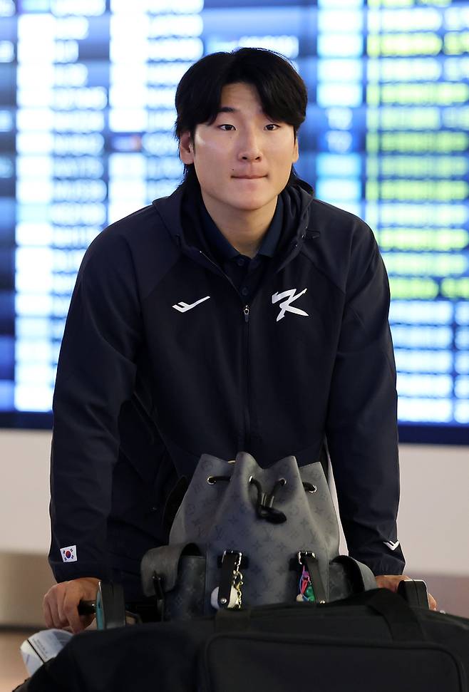 야구대표팀 곽빈이 일본과의 평가전을 위해 12일 도쿄 하네다공항에 도착하고 있다. 사진 | 도쿄=연합뉴스