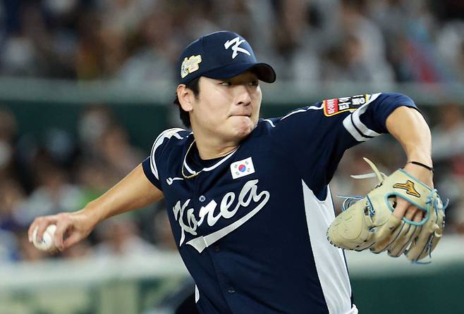 야구대표팀 곽빈이 일본 도쿄돔에서 열린 APBC 2023 결승 한일전에 선발 등판해 역투하고 있다. 사진 | 도쿄=연합뉴스